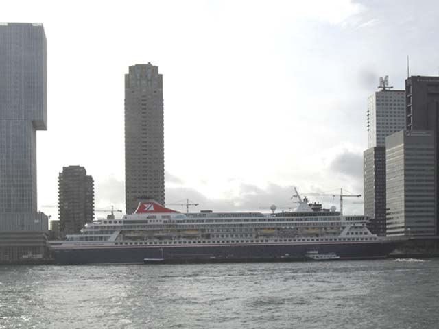 Cruiseschip ms Balmoral van Fred Olsen aan de Cruise Terminal Rotterdam